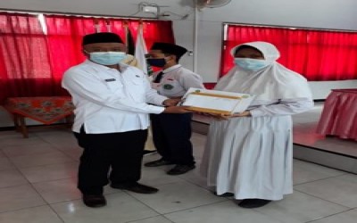 Penyerahan Reward Juara KSM Pada Siswa MTsN 7 Jember